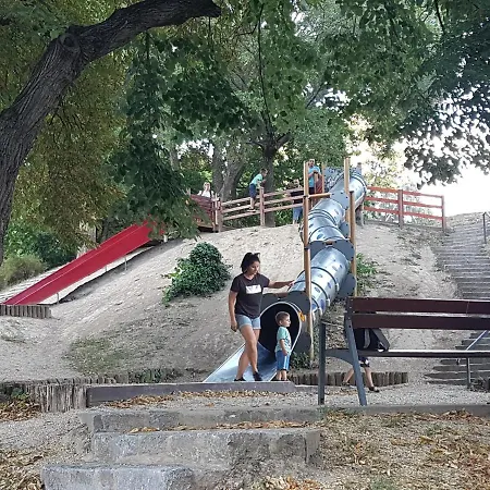 Koezponthoz Koezeli - Cool Tettye Daire